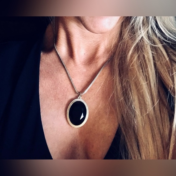 Gorgeous Trifari Gold Tone Necklace 18-20” w/ Black Onyx like oval pendant - Picture 2 of 6